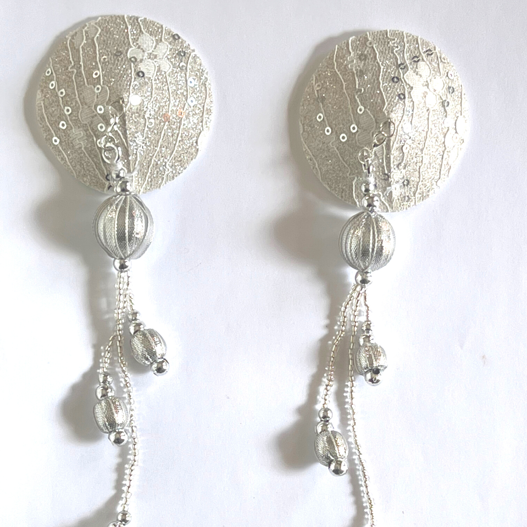 FAIRY FLOSS Cubierta de pezón de encaje blanco, lentejuelas y plata (2 piezas) con intrincadas borlas de cuentas plateadas para lencería nupcial Carnaval Burlesque Rave