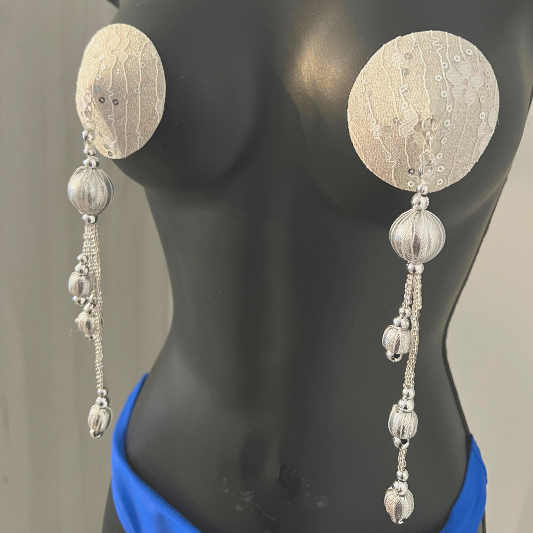 FAIRY FLOSS Cache-tétons en dentelle blanche, paillettes et argent (2 pièces) avec pompons complexes en perles d'argent pour lingerie de mariée, carnaval, burlesque rave