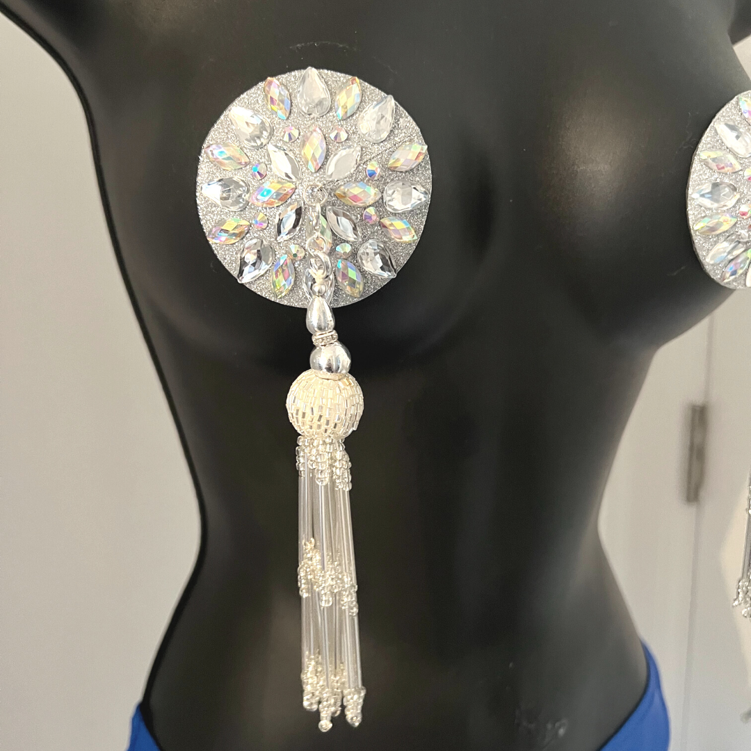 LORELEI LEE Cache-tétons à paillettes argentées et pierres précieuses avec pompons perlés à la main (2 pièces) pour raves et festivals de lingerie burlesque