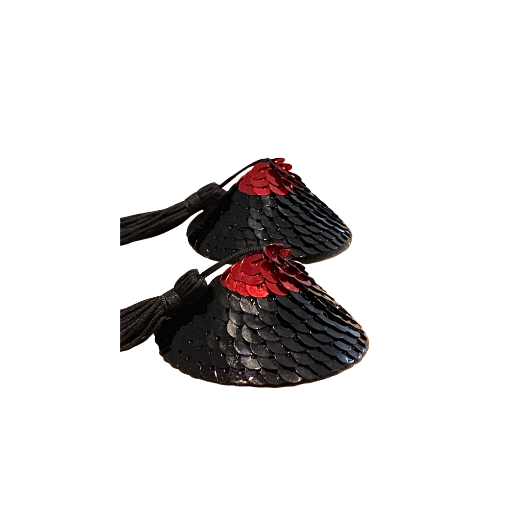 Bullseye Betty Pasties de lentejuelas negras y rojas, cubiertas de pezones con borlas para lencería, burlesque, festivales