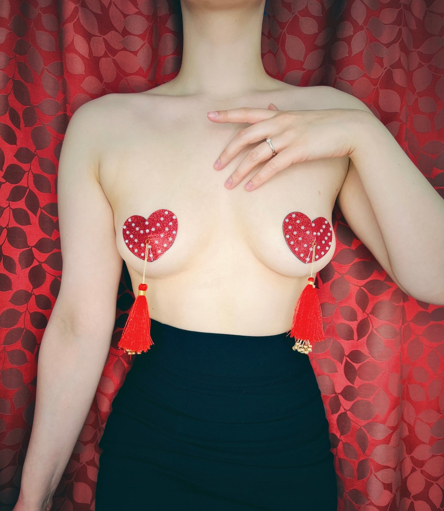 Fanny Valentine Glitter Hearts and Pearl Pasties avec glands (2 pcs) pour lingerie, festivals burlesques